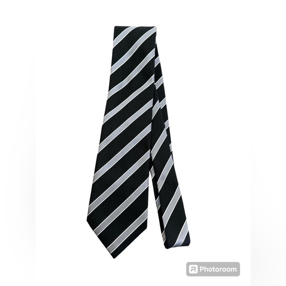 Donald J Trump Signature Collection Black and Gray Striped 100% Silk Tie - Picture 1 of 7